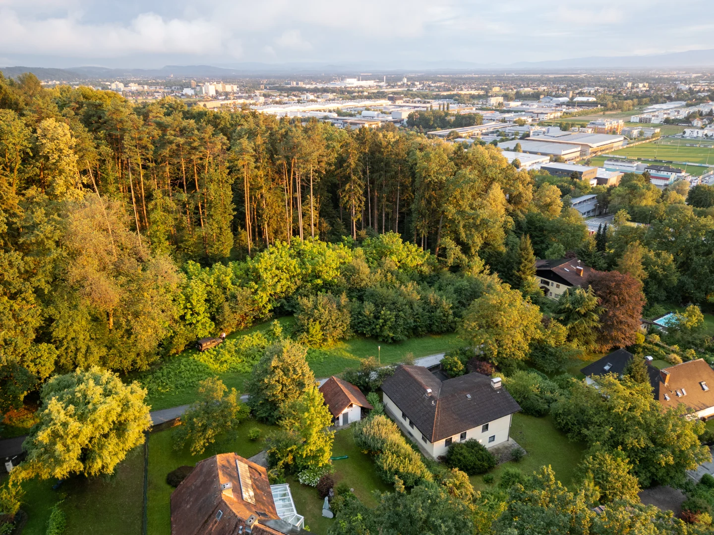 Grünlage des Grundstücks mit Blick über Graz